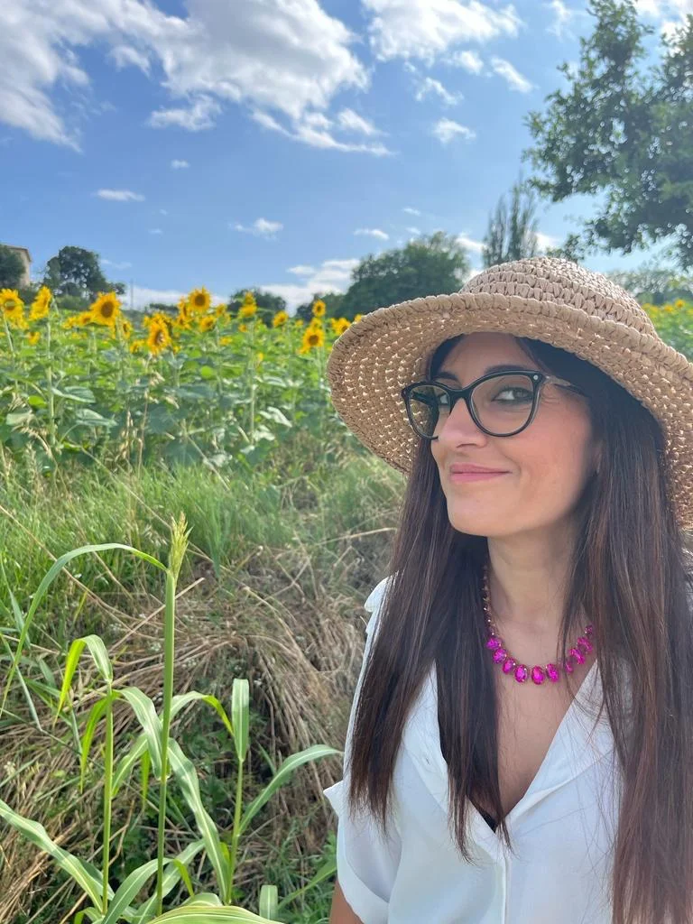 ragazza in un campo