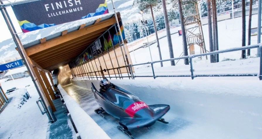 Bobsled franchissant une ligne d’arrivée